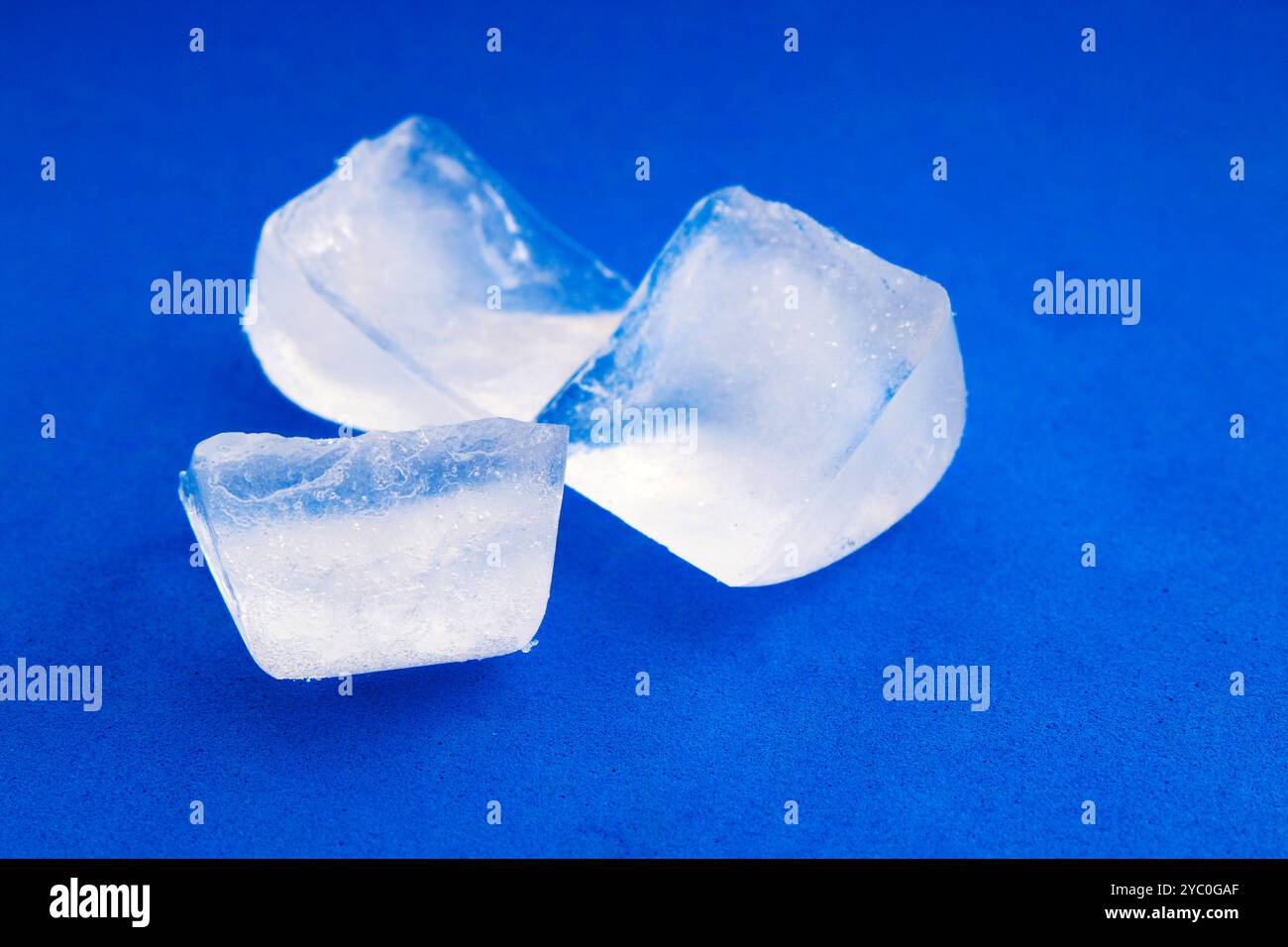 Eiswürfel auf blauem Hintergrund Stockfoto
