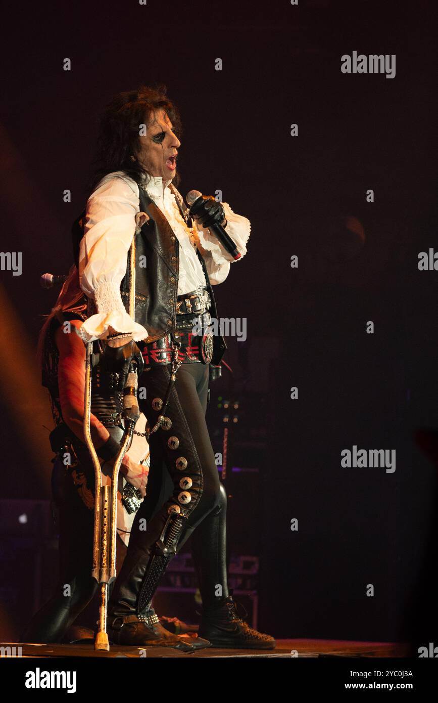 London, Vereinigtes Königreich. Oktober 2024. Halloween kommt früh in West London, als Alice Cooper eine Show im Hammersmith Apollo aufführt. Cristina Massei/Alamy Live News Stockfoto