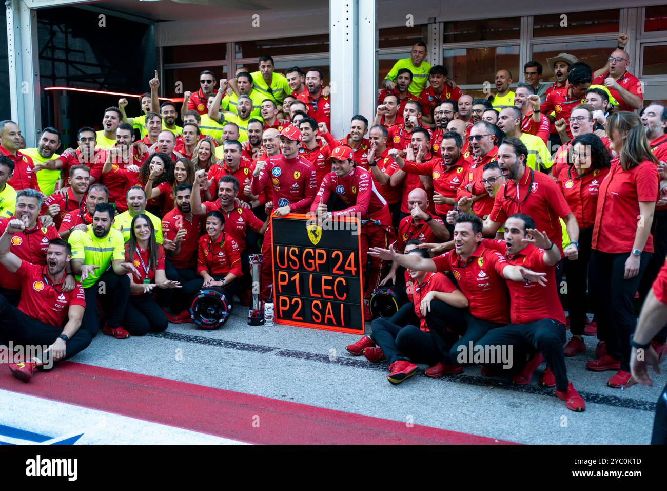 Austin, Usa. Oktober 2024. Die Scuderia Ferrari fotografiert nach ihrem Ziel 1-2 beim Formel 1 Grand Prix der Vereinigten Staaten auf dem Circuit of the Americas in Austin, Texas am Sonntag, den 20. Oktober 2024. Foto: Greg Nash/UPI Credit: UPI/Alamy Live News Stockfoto