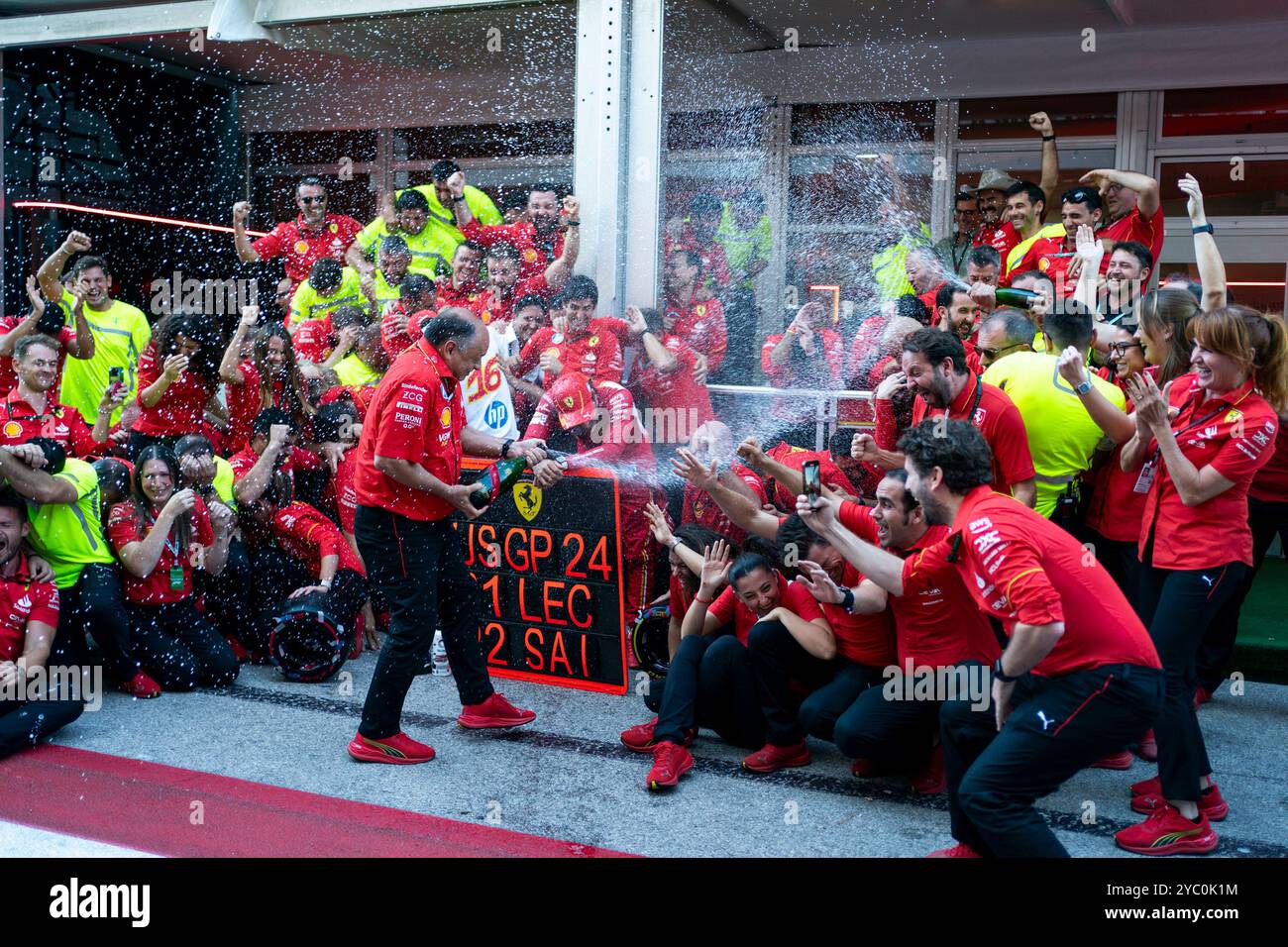 Austin, Usa. Oktober 2024. Scuderia Ferrari-Direktor Fred Vasseur sprüht Champagner, während Scuderia Ferrari nach dem Finale 1-2 während des Formel 1 Grand Prix der Vereinigten Staaten auf dem Circuit of the Americas in Austin, Texas am Sonntag, den 20. Oktober 2024, ein Foto macht. Foto: Greg Nash/UPI Credit: UPI/Alamy Live News Stockfoto