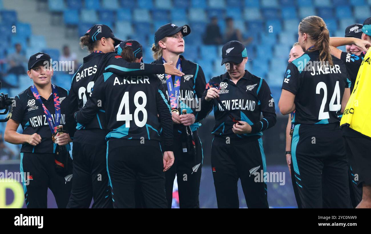 Dubai, Dubai, Vereinigte Arabische Emirate. Oktober 2024. Das neuseeländische Team feiert nach dem Sieg des Spiels und ist Weltmeister beim Finale der ICC Frauen T20 Cricket World Cup zwischen Neuseeland und Südafrika am 20. Oktober 2024 im Dubai International Cricket Stadium, Dubai, Vereinigte Arabische Emirate (Foto: © Avijit das/ZUMA Press Wire) NUR ZUR REDAKTIONELLEN VERWENDUNG! Nicht für kommerzielle ZWECKE! Quelle: ZUMA Press, Inc./Alamy Live News Stockfoto