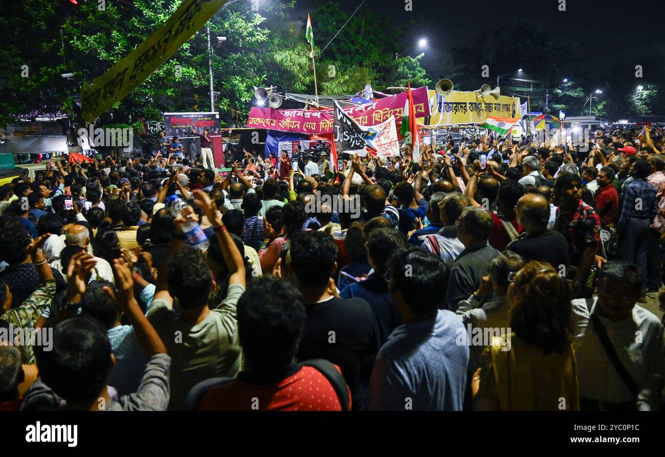 Kalkutta, Indien. Oktober 2024. KALKUTTA, INDIEN - 20. OKTOBER: Eine große Zahl von Bürgern nimmt an einem Massenprotest Teil, um Solidarität mit den Ärzten in der Ausbildung zu zeigen, während sie den Hungerstreik auf unbestimmte Zeit fortsetzen und Gerechtigkeit für den Vorfall des RG Kar Krankenhauses fordern, Tag vor dem Treffen mit Chefministerin Mamata Banerjee am Protestort in Esplanade, am 20. Oktober 2024 in Kalkutta, Indien. (Foto: Samir Jana/Hindustan Times/SIPA USA) Credit: SIPA USA/Alamy Live News Stockfoto