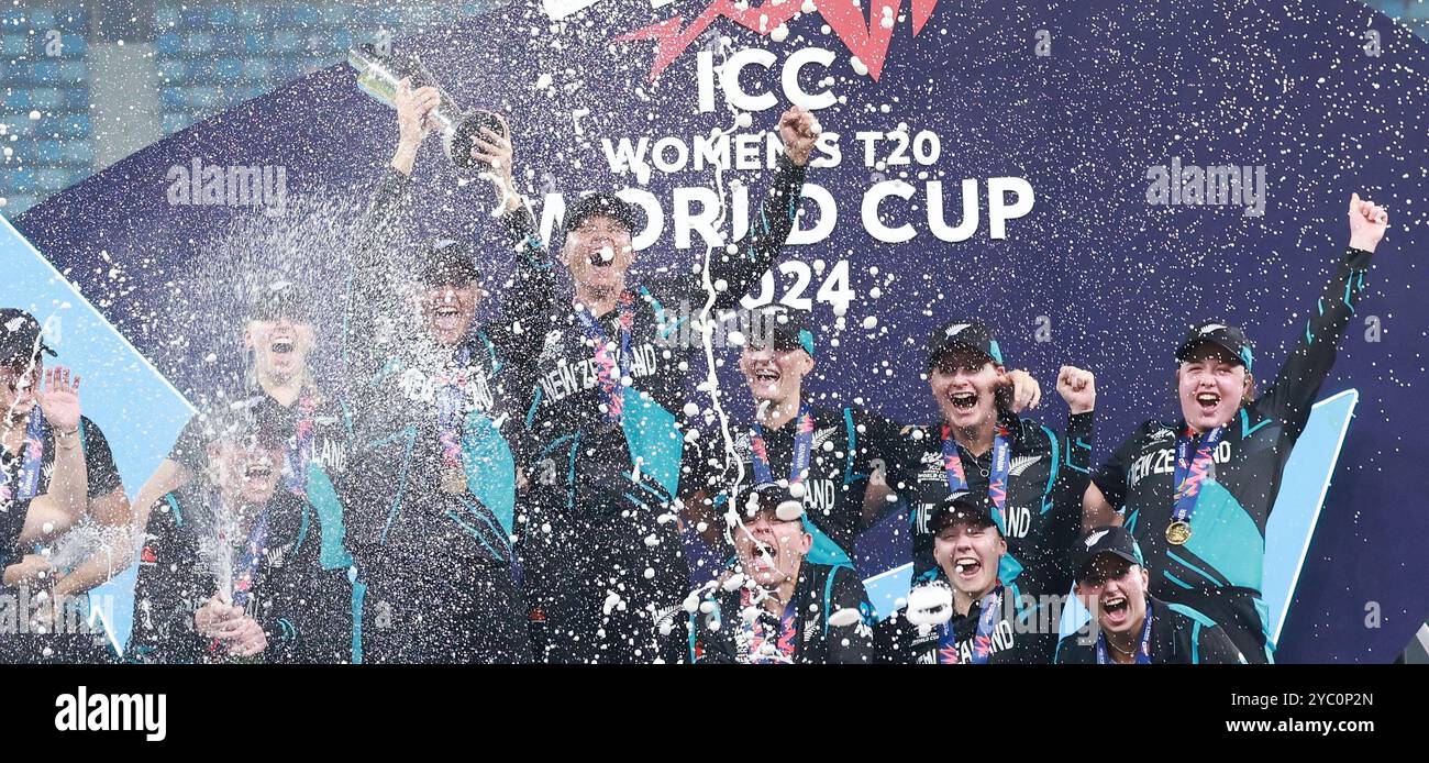 Dubai, Dubai, Vereinigte Arabische Emirate. Oktober 2024. Das neuseeländische Team feiert nach dem Sieg des Spiels und ist Weltmeister beim Finale der ICC Frauen T20 Cricket World Cup zwischen Neuseeland und Südafrika am 20. Oktober 2024 im Dubai International Cricket Stadium, Dubai, Vereinigte Arabische Emirate (Foto: © Avijit das/ZUMA Press Wire) NUR ZUR REDAKTIONELLEN VERWENDUNG! Nicht für kommerzielle ZWECKE! Quelle: ZUMA Press, Inc./Alamy Live News Stockfoto