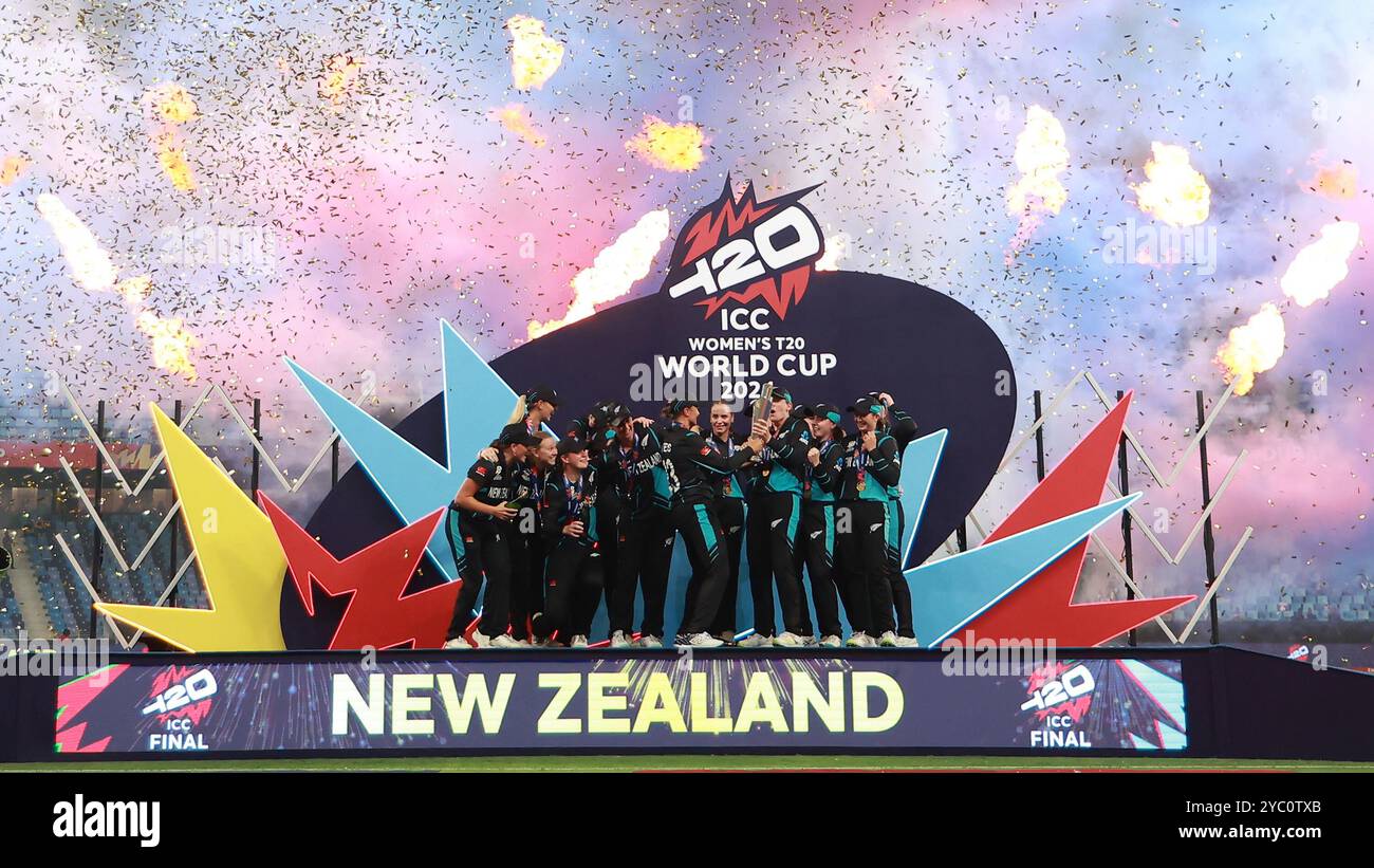 Dubai, Dubai, Vereinigte Arabische Emirate. Oktober 2024. Das neuseeländische Team feiert nach dem Sieg des Spiels und ist Weltmeister beim Finale der ICC Frauen T20 Cricket World Cup zwischen Neuseeland und Südafrika am 20. Oktober 2024 im Dubai International Cricket Stadium, Dubai, Vereinigte Arabische Emirate (Foto: © Avijit das/ZUMA Press Wire) NUR ZUR REDAKTIONELLEN VERWENDUNG! Nicht für kommerzielle ZWECKE! Quelle: ZUMA Press, Inc./Alamy Live News Stockfoto