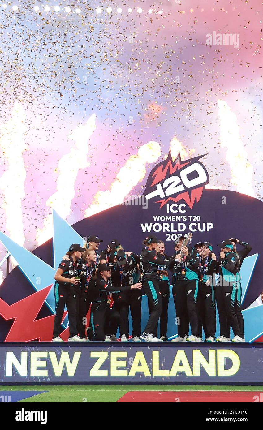 Dubai, Dubai, Vereinigte Arabische Emirate. Oktober 2024. Das neuseeländische Team feiert nach dem Sieg des Spiels und ist Weltmeister beim Finale der ICC Frauen T20 Cricket World Cup zwischen Neuseeland und Südafrika am 20. Oktober 2024 im Dubai International Cricket Stadium, Dubai, Vereinigte Arabische Emirate (Foto: © Avijit das/ZUMA Press Wire) NUR ZUR REDAKTIONELLEN VERWENDUNG! Nicht für kommerzielle ZWECKE! Quelle: ZUMA Press, Inc./Alamy Live News Stockfoto