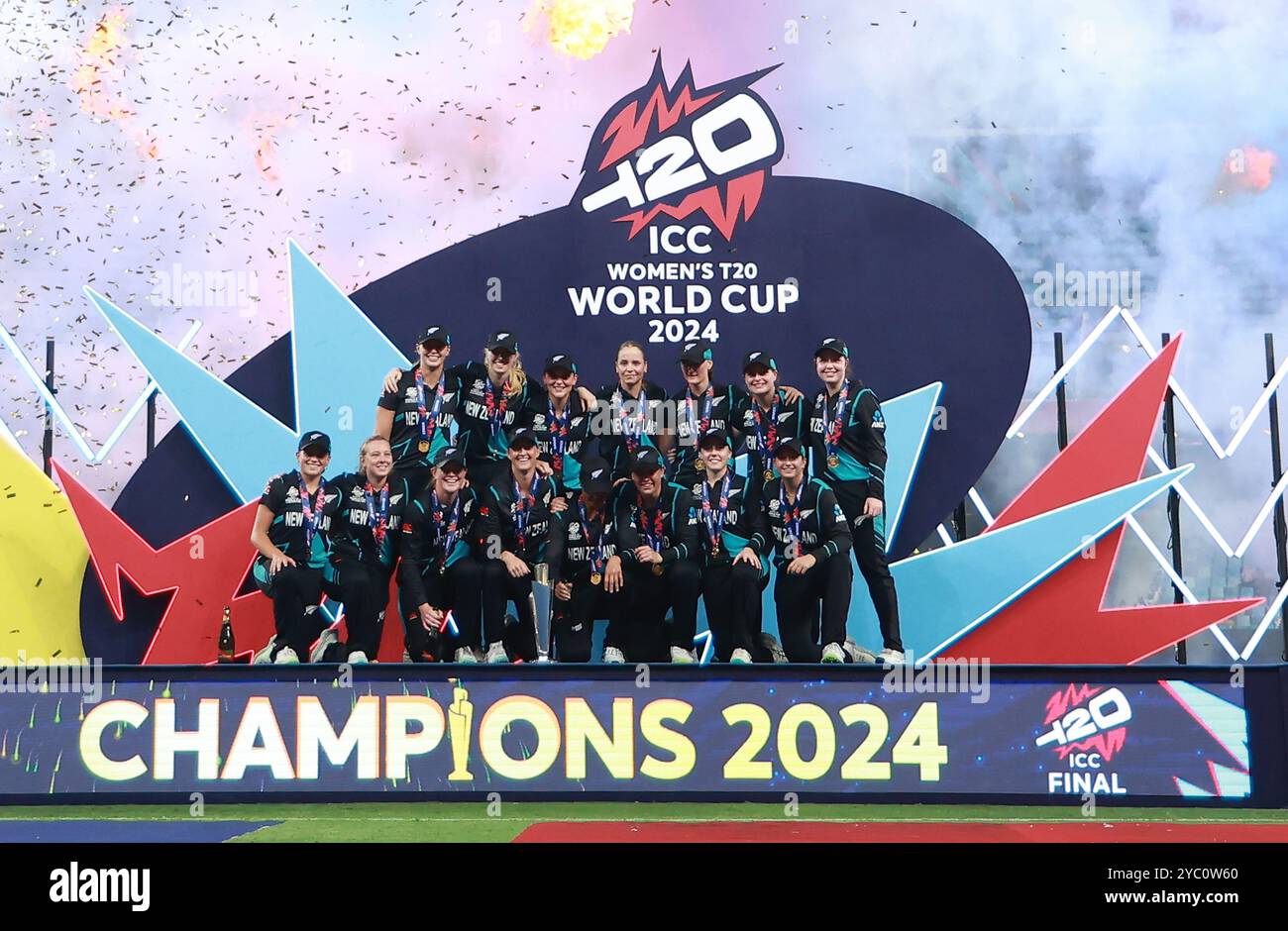 Dubai, Dubai, Vereinigte Arabische Emirate. Oktober 2024. Das neuseeländische Team feiert nach dem Sieg des Spiels und ist Weltmeister beim Finale der ICC Frauen T20 Cricket World Cup zwischen Neuseeland und Südafrika am 20. Oktober 2024 im Dubai International Cricket Stadium, Dubai, Vereinigte Arabische Emirate (Foto: © Avijit das/ZUMA Press Wire) NUR ZUR REDAKTIONELLEN VERWENDUNG! Nicht für kommerzielle ZWECKE! Quelle: ZUMA Press, Inc./Alamy Live News Stockfoto