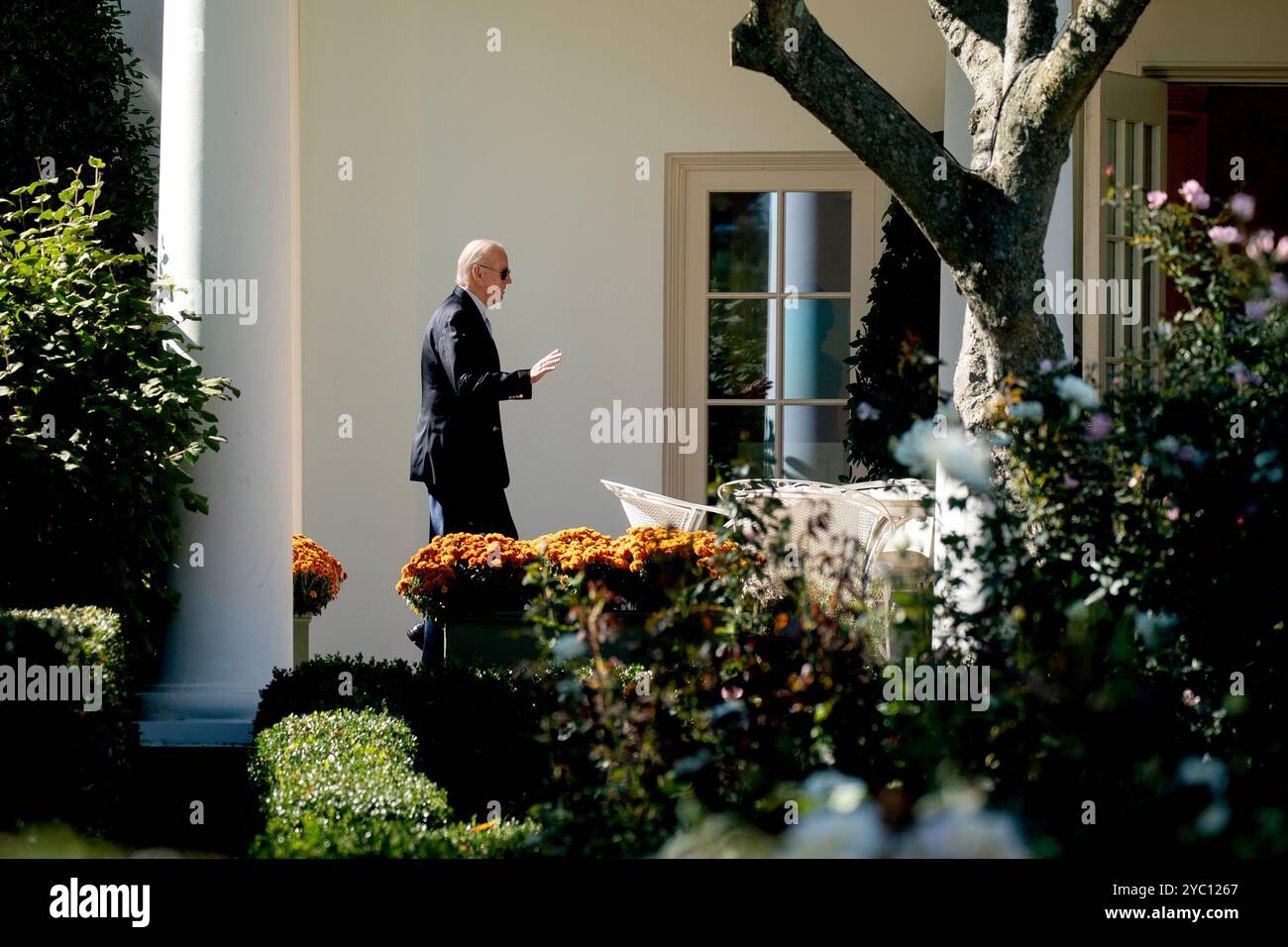 Washington, DC, USA. Oktober 2024. US-Präsident Joe Biden geht zum Oval Office des Weißen Hauses, nachdem er am Sonntag, den 20. Oktober, in Washington, DC, angekommen ist. 2024. Biden und seine Regierung haben in den letzten Tagen gesagt, dass Sinwars Tötung dazu dienen sollte, die Gespräche zu beschleunigen, und der Druck auf den israelischen Premierminister Benjamin Netanjahu hat sich ebenfalls verstärkt, um dasselbe zu tun, obwohl Hardliner, die sich mit Netanjahu verbünden, gegen Zugeständnisse sind. Fotograf: Stefani Reynolds/Pool/SIPA USA Credit: SIPA USA/Alamy Live News Stockfoto