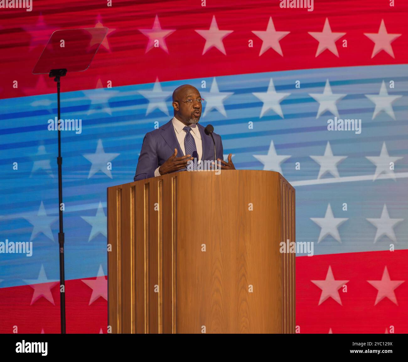 CHICAGO, Illinois – 19. August 2024: Senator Raphael Warnock (D-GA) spricht im United Center in Chicago über die Demokratische Nationalversammlung 2024. Stockfoto