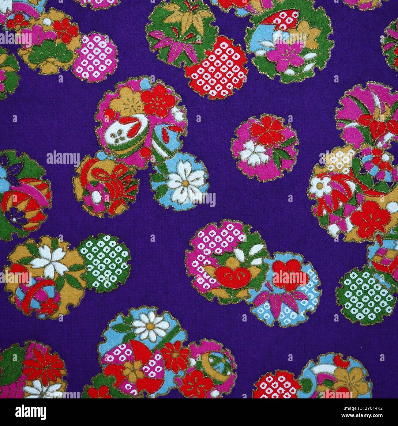 Traditionelle japanische Muster mit Blumenmustern auf lila Hintergrund Stockfoto