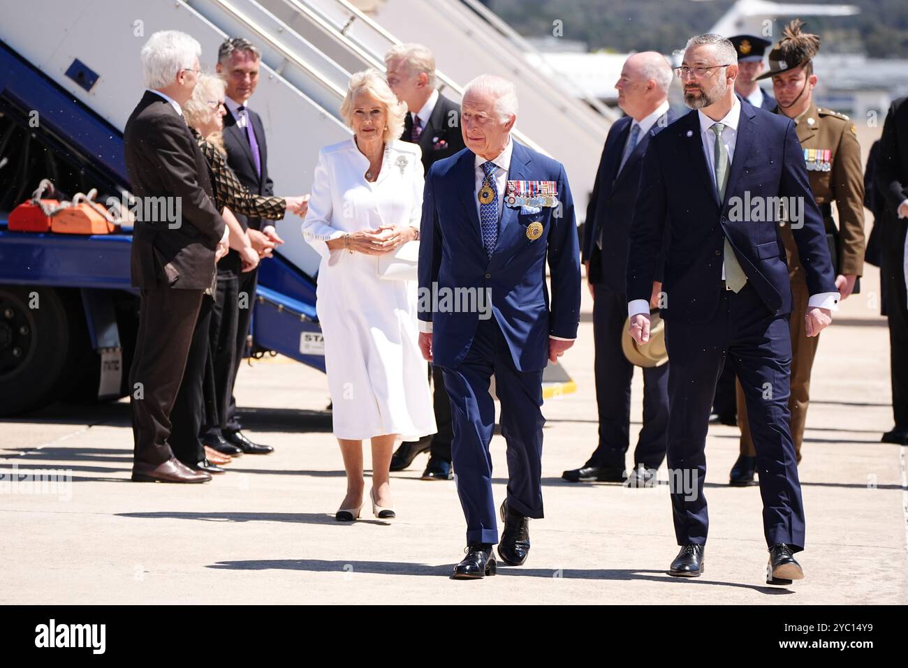 König Karl III. Und Königin Camilla kommen am zweiten Tag ihres Besuchs in Australien und Samoa am Flughafen Canberra an. Bilddatum: Montag, 21. Oktober 2024. Stockfoto