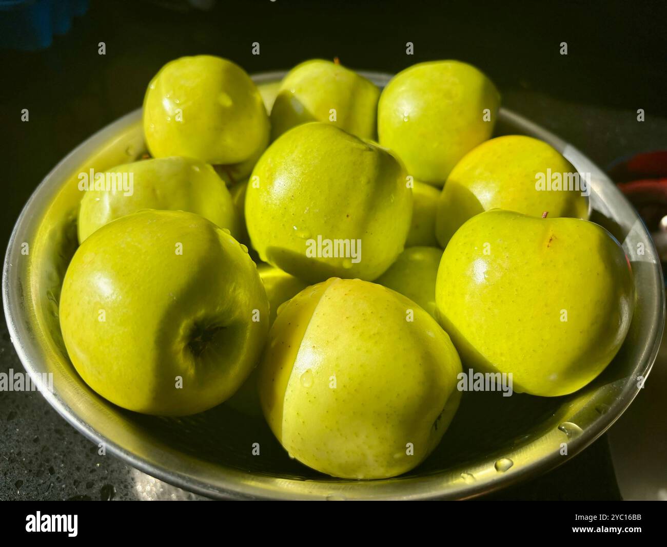 Ein Blick auf eine Gruppe grüner Oma-Äpfel - Smartphone-aufgenommenes Stockfoto