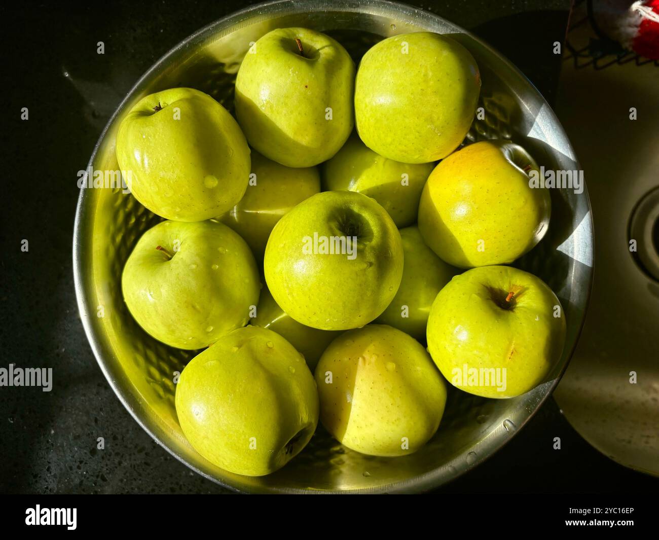 Ein Blick auf eine Gruppe grüner Oma-Äpfel - Smartphone-aufgenommenes Stockfoto