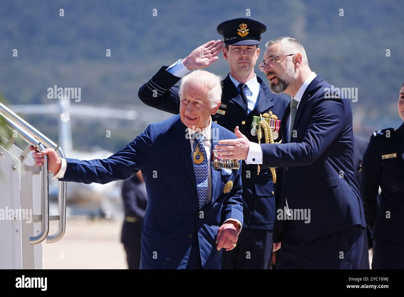 Der Leiter des Commonwealth Protocol, Arthur Spyrou, begrüßt König Karl III. Bei seiner Ankunft am Flughafen Canberra am zweiten Tag ihres Besuchs in Australien und Samoa. Bilddatum: Montag, 21. Oktober 2024. Stockfoto