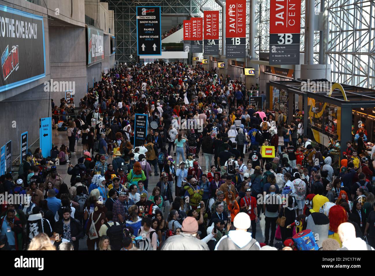 Die Leute schauen sich die New York Comic Con 2024 im Jacob Javits Center am 20. Oktober 2024 in New York City an. Die New York Comic Con ist die größte Popkultur-Convention an der Ostküste und die einzige, die in der Comic-, Verlags-, Medien- und Lizenzhauptstadt der Welt stattfindet – Gotham City. (Foto: Gordon Donovan) Stockfoto