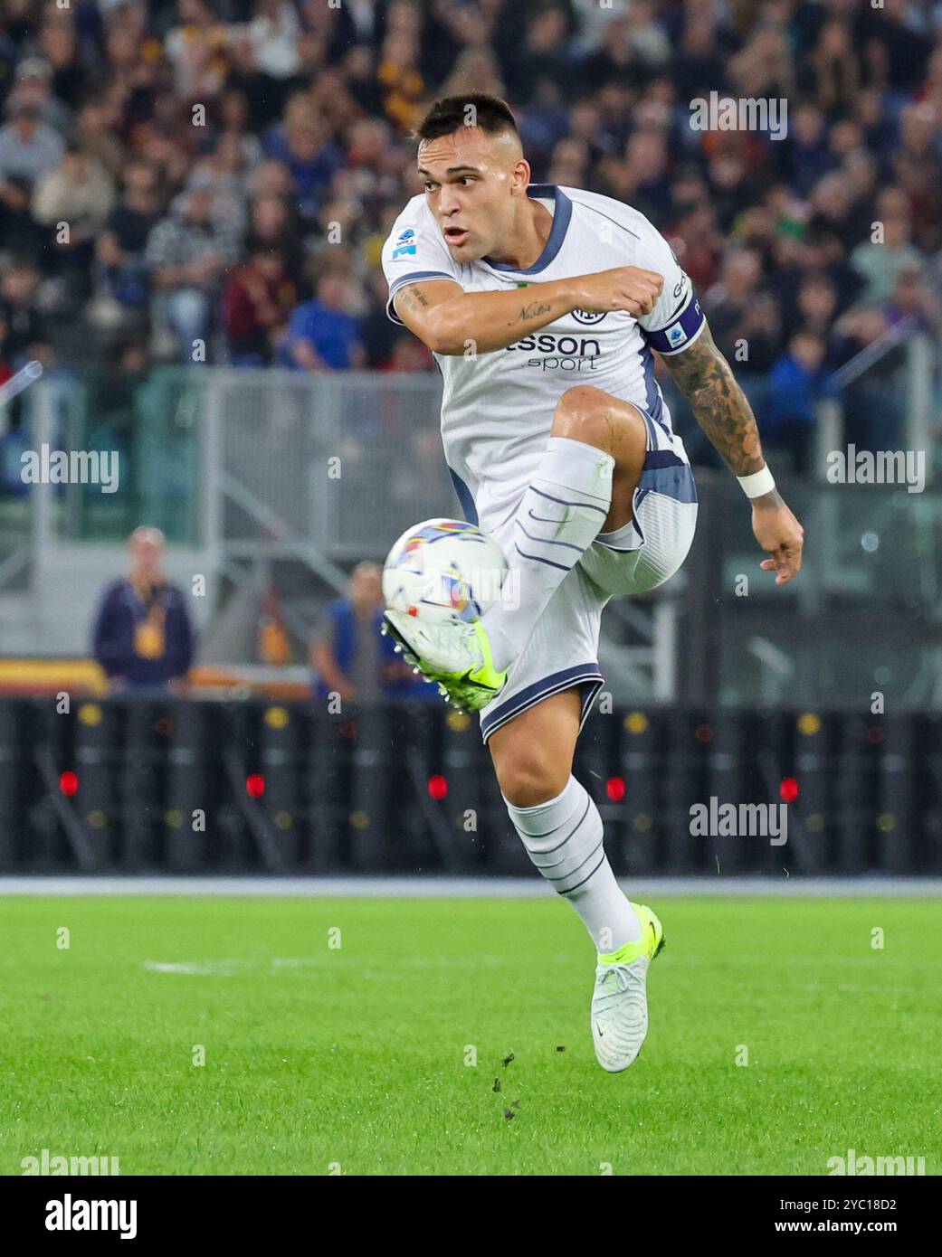 Rom, Italien. Oktober 2024. LAUTARO MARTINEZ vom Internationalen Milano FC im Kampf gegen AS Roma während eines italienischen Spiels der Serie A im Stadio Carlo Castellani. (Kreditbild: © Fabio Sasso/ZUMA Press Wire) NUR REDAKTIONELLE VERWENDUNG! Nicht für kommerzielle ZWECKE! Stockfoto