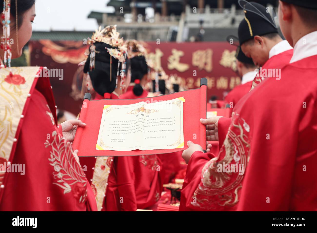 Nanchang, China, 20. Oktober 2024. Eine traditionelle chinesische kollektive Hochzeitszeremonie mit Stilen der Han- und Tang-Dynastien findet am 20. Oktober 2024 im Tengwang Pavilion Scenic Area, Stadt Nanchang, Provinz Jiangxi statt. Quelle: Liu Siwei/China News Service/Alamy Live News Stockfoto