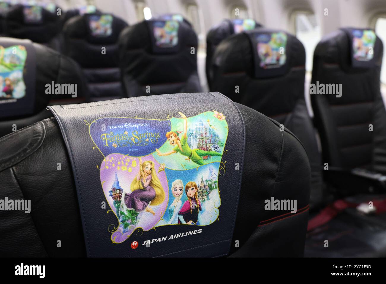 Tokio, Japan. Oktober 2024. Japan Airlines (JAL) zeigt Kopfstützen-Abdeckungen mit Disney-Charakteren, während JAL den von Disney Chracters entworfenen Jet „Fantasy Journey Express“ zeigt, um den neuen Bereich „Fantasy Springs“ des Tokyo Disney Resorts zu feiern, der am Montag, den 21. Oktober 2024 in einem JAL-Hangar in Tokio eröffnet wurde. JAL startet den neuen Disney Jet am 21. Oktober auf die Inlandsstrecke. Kredit: Aflo Co. Ltd./Alamy Live News Stockfoto
