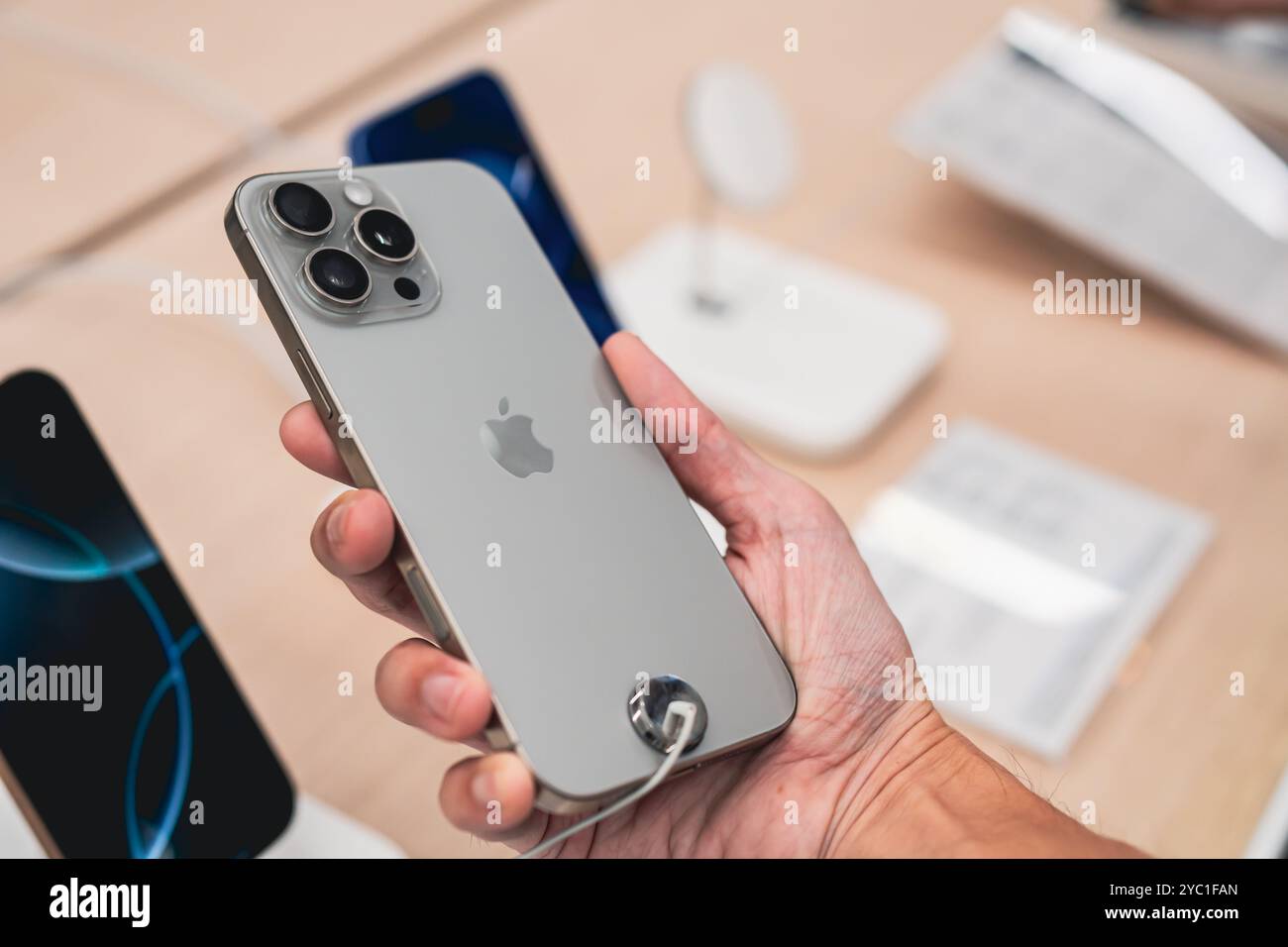 Bangkok, Thailand - 13. Oktober 2024: Apple iPhone 16 Pro Max im Apple Store. Stockfoto