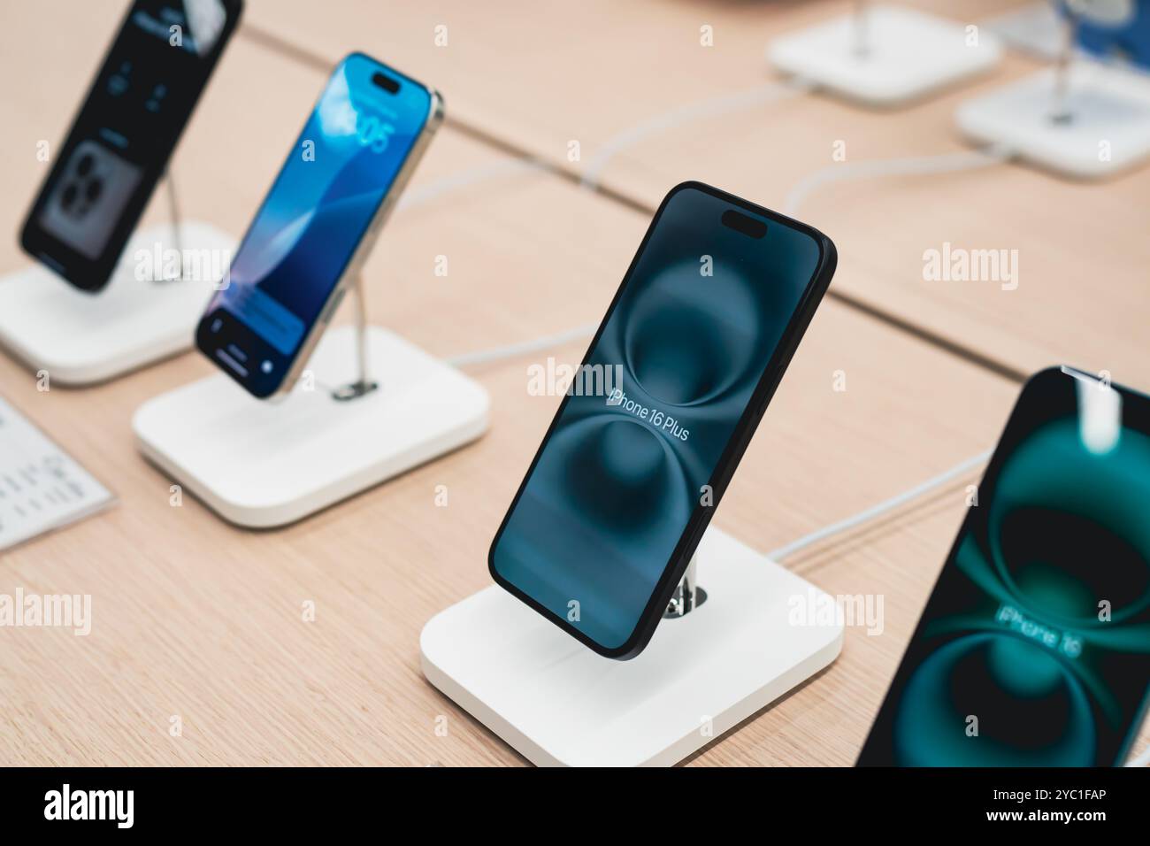 Bangkok, Thailand - 13. Oktober 2024 : Apple iPhone 16 Plus auf einem Stand im Apple Store montiert. Stockfoto