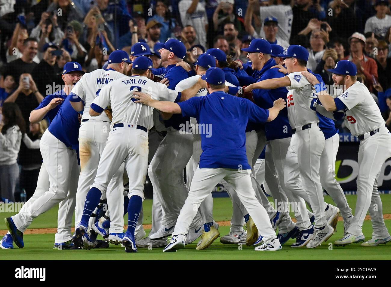 Los Angeles, Usa. Oktober 2024. Die Spieler der Los Angeles Dodger feiern, nachdem die Dodgers die New York Mets 10-5 besiegten und am Sonntag, den 20. Oktober 2024 den MLB NLCS im Dodger Stadium gewinnen konnten. Die Dodgers gewannen die Best-of-Sieben-Serie 4-2 und werden die New York Yankees in der World Series spielen. Foto: Jim Ruymen/UPI Credit: UPI/Alamy Live News Stockfoto