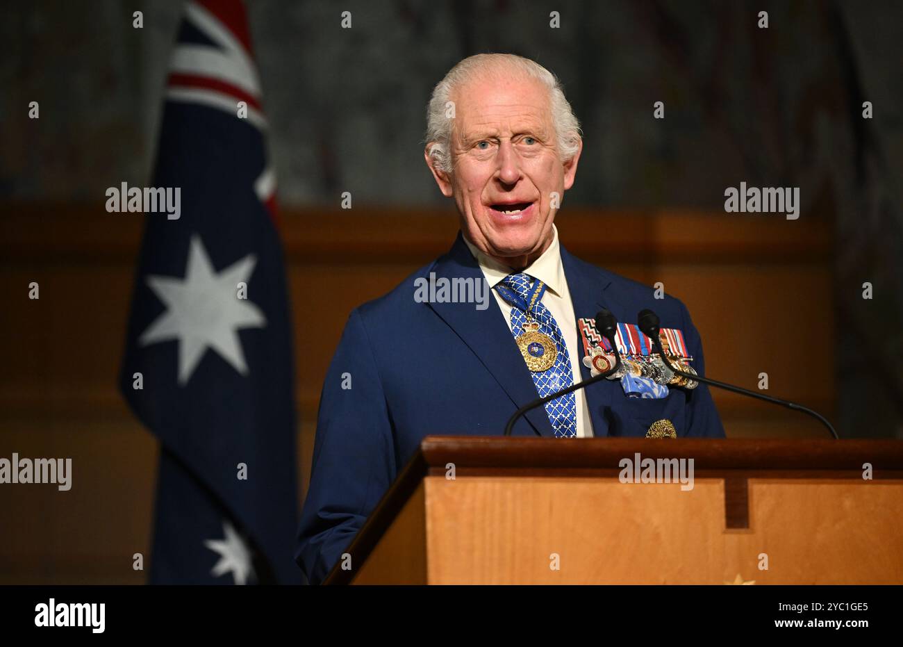 König Karl III. Hält eine Rede während einer Veranstaltung im Australian war Memorial in Canberra, um den Dienst und die Opfer der Veteranen der Australian Defence Force am zweiten Tag ihres Besuchs in Australien und Samoa zu gedenken. Bilddatum: Montag, 21. Oktober 2024. Stockfoto