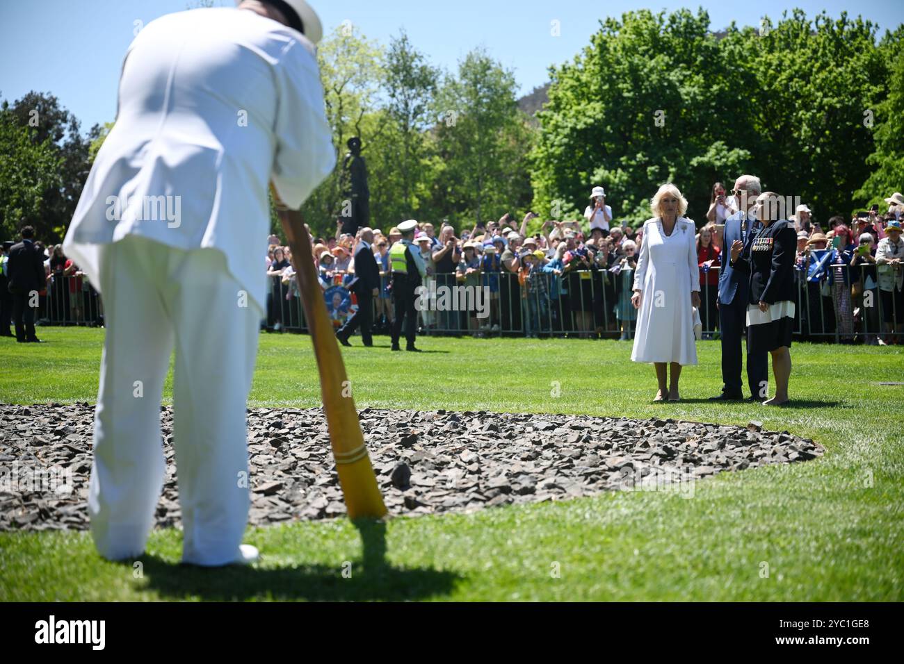 König Charles III. Und Königin Camilla beobachten, wie Sub Leutnant Bradshaw, ein indigenes Mitglied der australischen Verteidigungsstreitkräfte, während eines Besuchs des „for Our Country“-Denkmals am Australian war Memorial in Canberra das Didgeridoo spielt, das den Militärdienst der Aborigines und der Torres Strait Islander anerkennt, am zweiten Tag ihres Besuchs in Australien und Samoa. Bilddatum: Montag, 21. Oktober 2024. Stockfoto