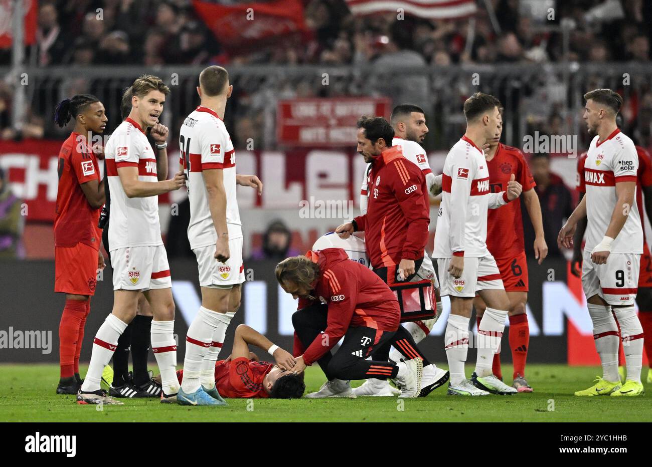 Aleksandar Pavlovic FC Bayern München FCB (45) verletzt, Verletzung, Schlüsselbeinbruch, Teamarzt Prof. Dr. Peter Ueblacker Allianz Arena, München, Bavari Stockfoto