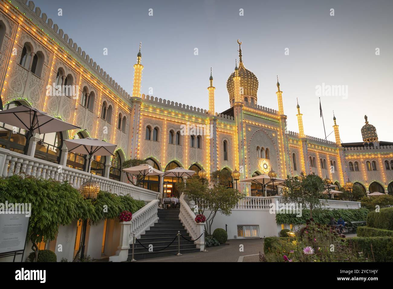 Beleuchtetes Restaurant Nimb, orientalische Architektur, Vergnügungs- und Erholungspark Tivoli, Kopenhagen, Dänemark, Europa Stockfoto