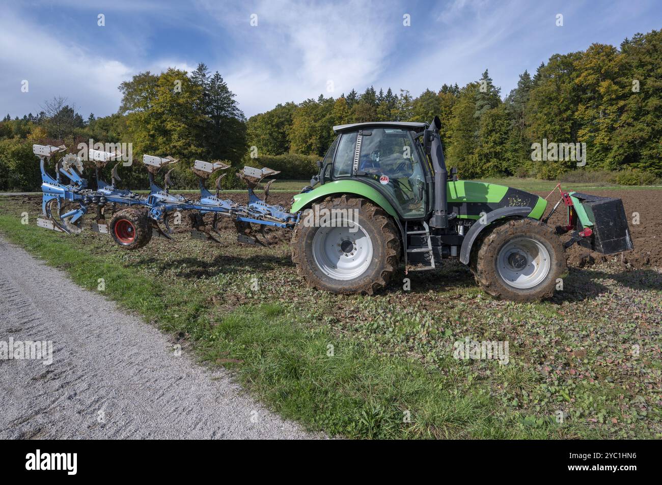 Landwirt mit Traktor pflügt sein Feld mit einem 5-drehenden Drehpflug, Franken, Bayern, Deutschland, Europa Stockfoto