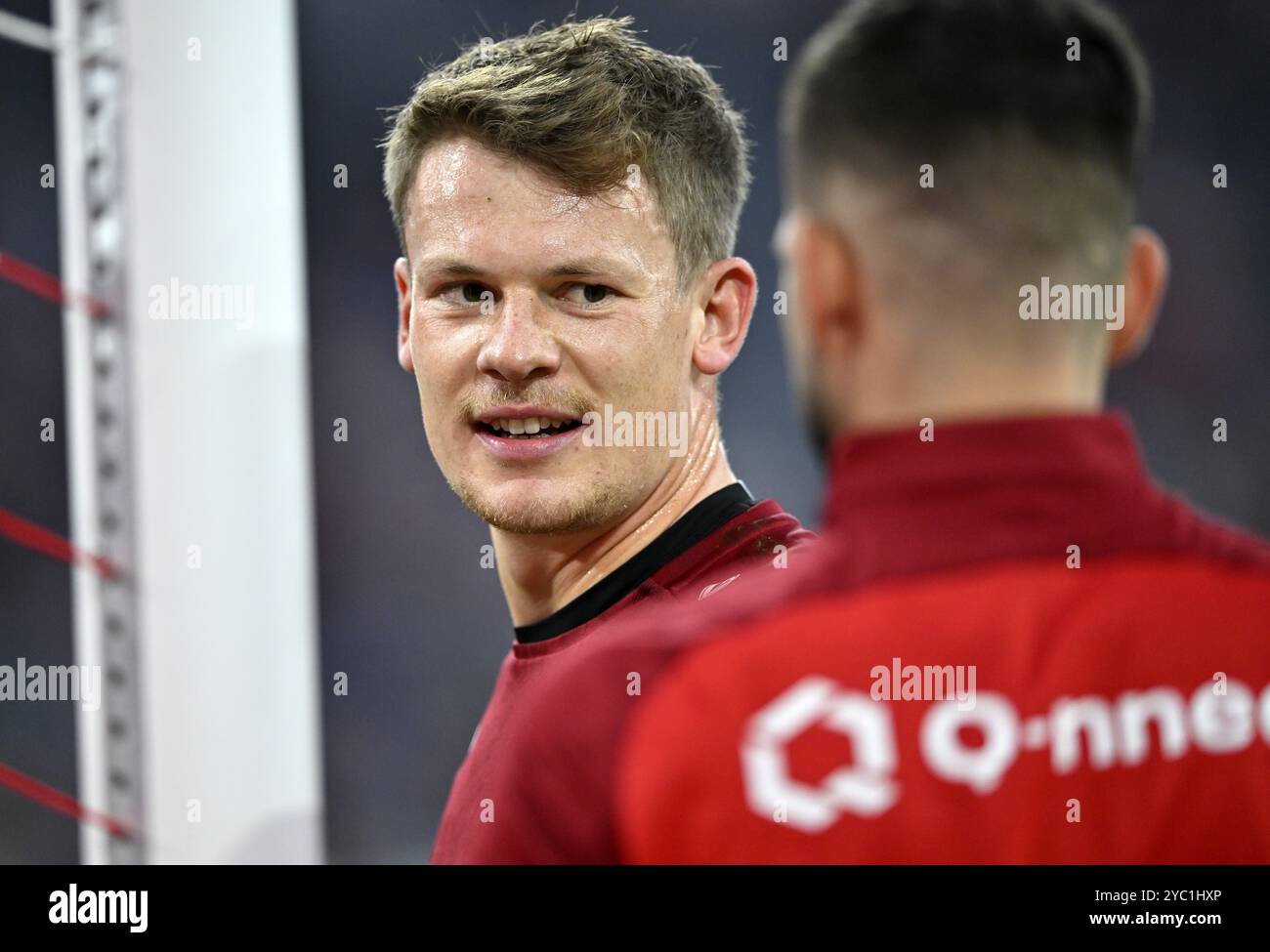 Torhüter Alexander Nuebel VfB Stuttgart (33) Porträt, lächelnd, im Gespräch mit Torhüter Fabian Bredlow VfB Stuttgart (01) Allianz Arena, Mun Stockfoto