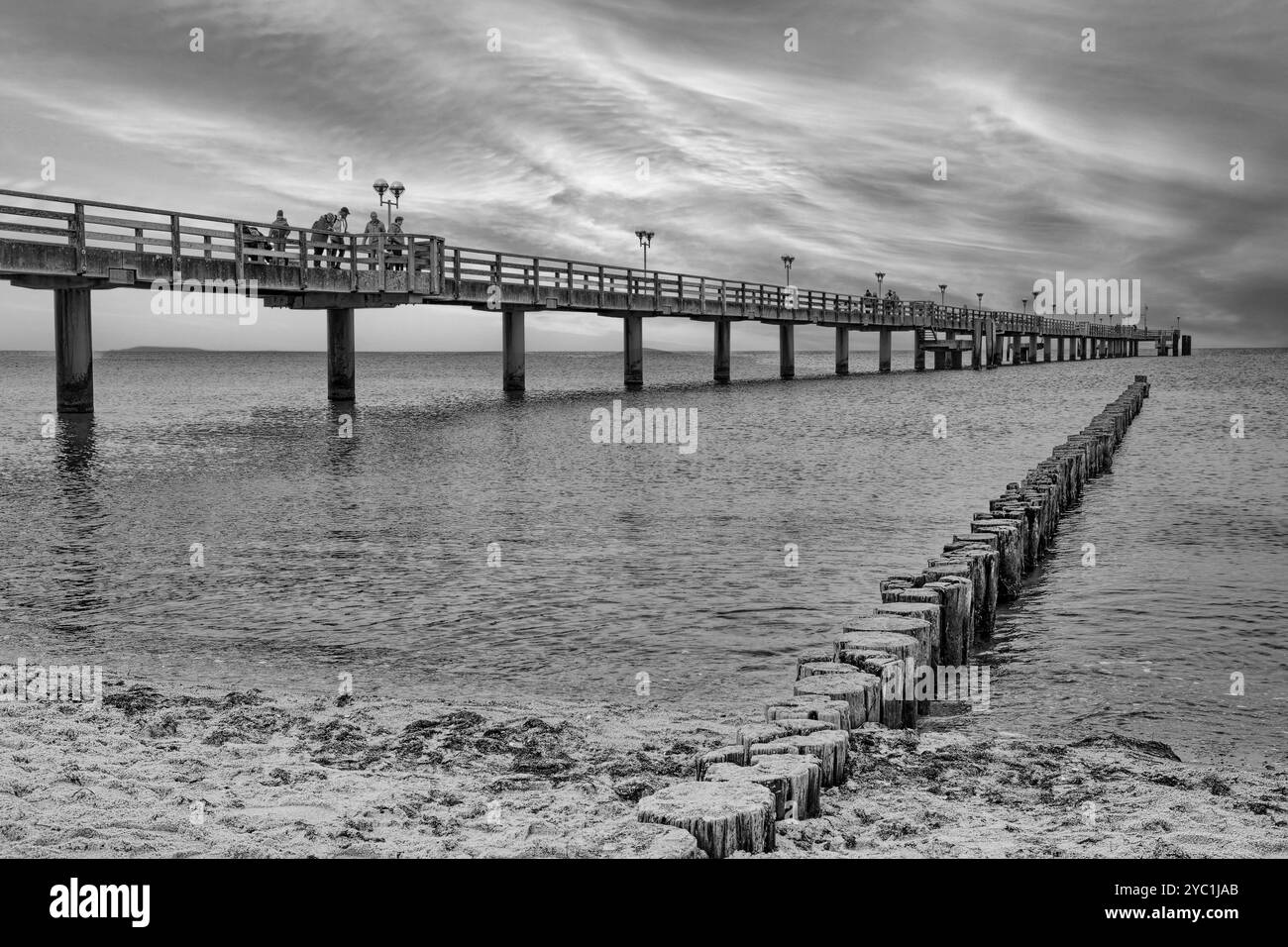 Ostseestrand, Ostseeküste mit Graal-Mueritz Pier, Sonnenuntergang, Abendstimmung, schwarz-weiß, Graal-Mueritz, Fischland-Darss-Zingst Halbinsel Stockfoto