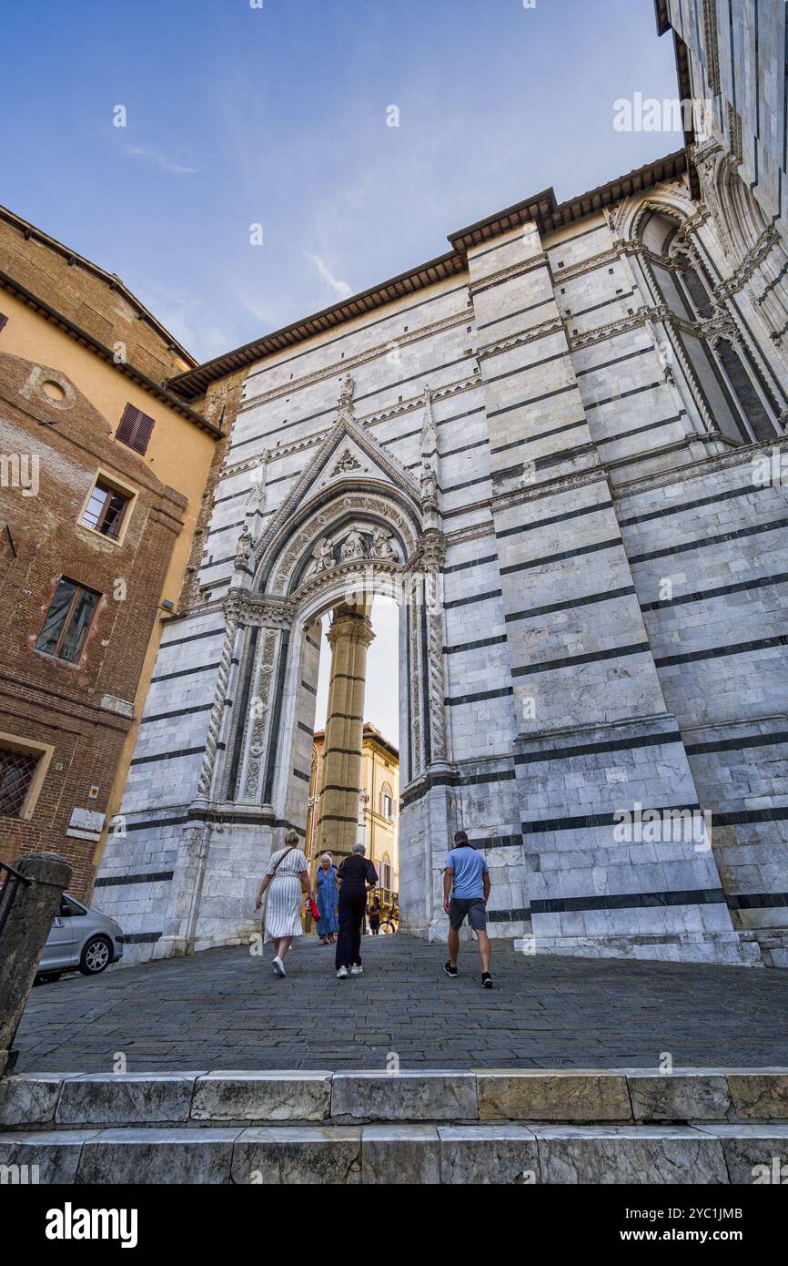 Tor zur Piazza del Duomo, Siena, Toskana, Italien, Europa Stockfoto