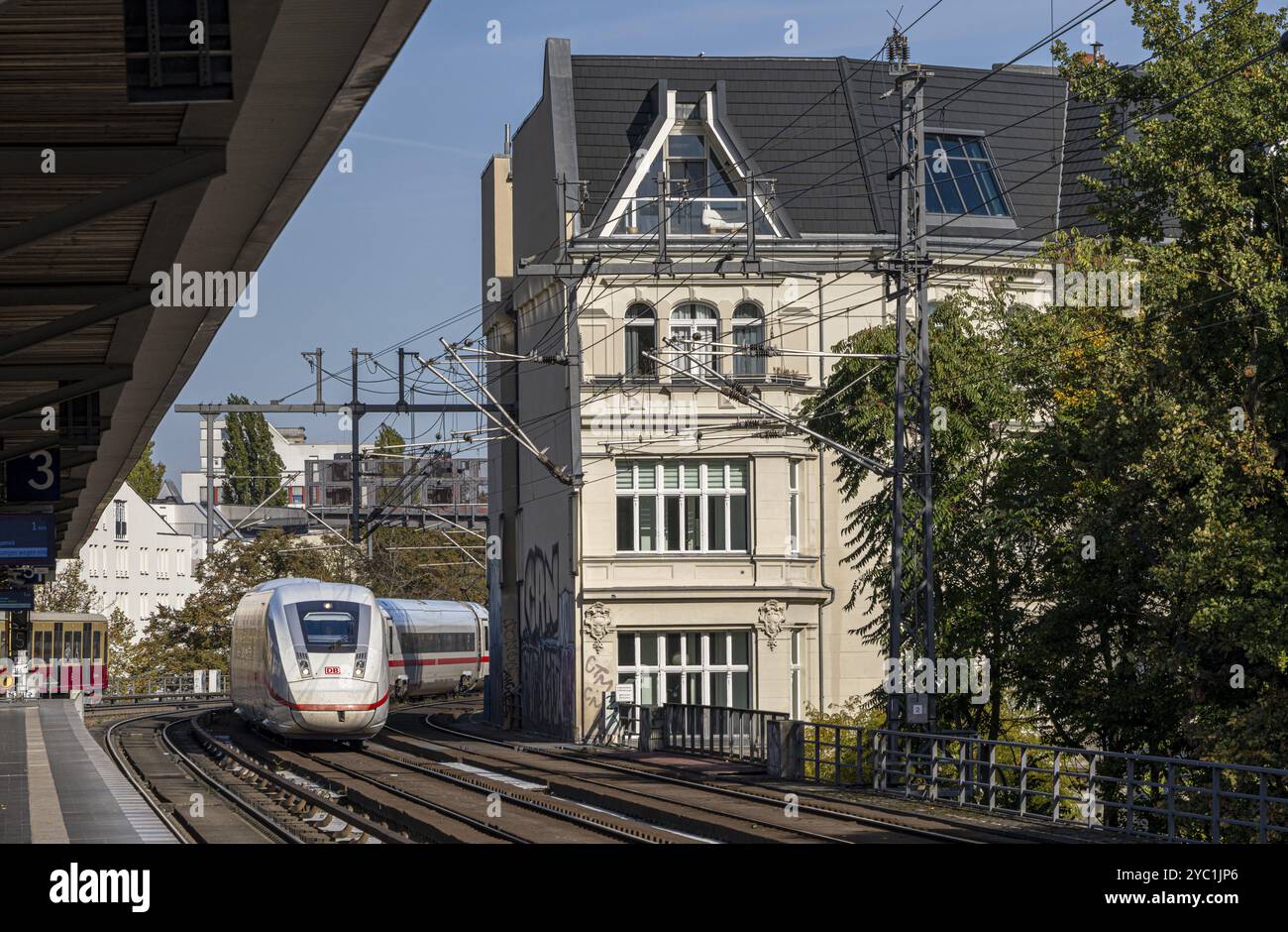 S-Bahnhof Tiergarten mit nah- und Fernzügen, Berlin, Deutschland, Europa Stockfoto