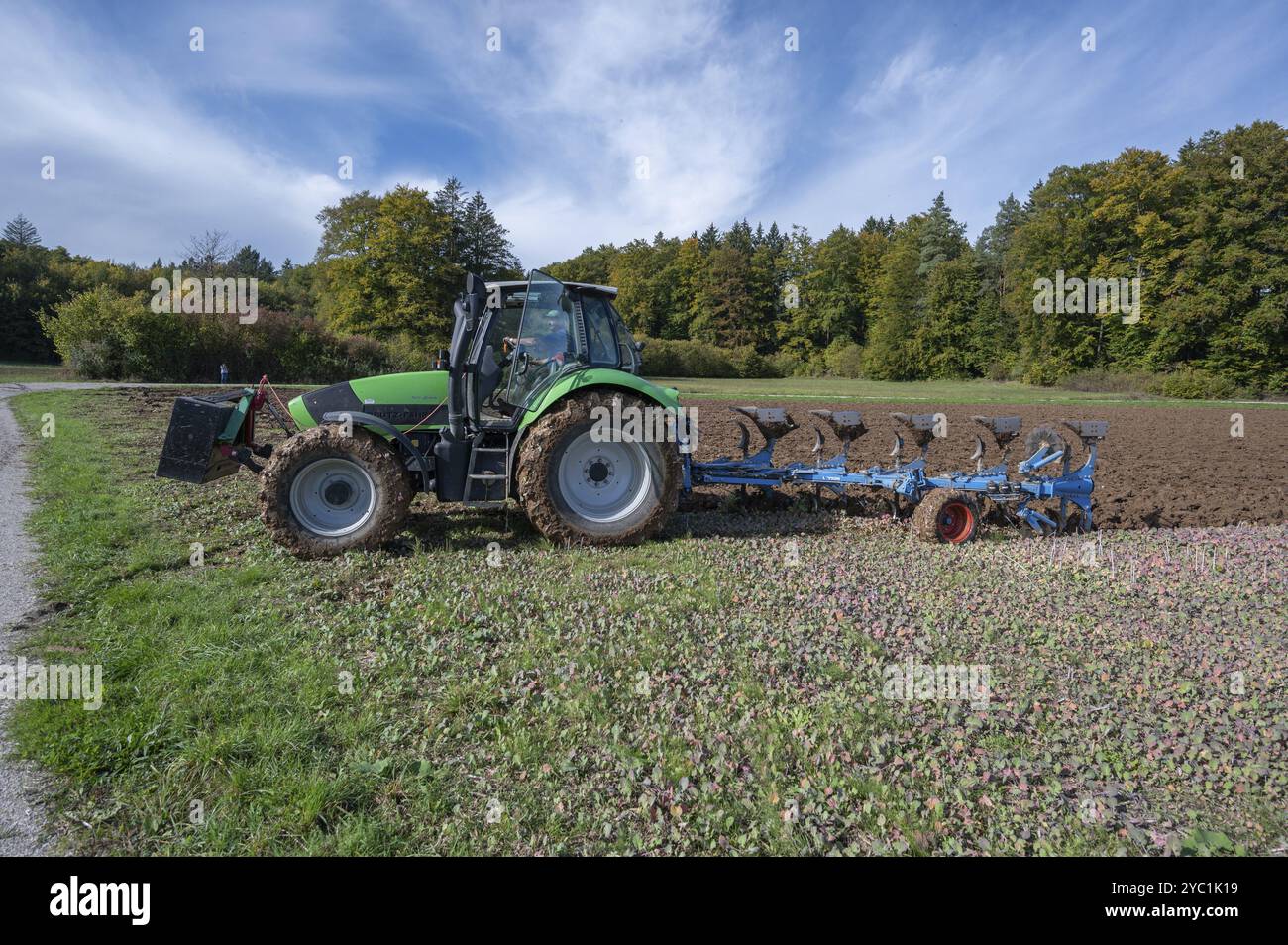 Landwirt mit Traktor pflügt sein Feld mit einem 5-drehenden Drehpflug, Franken, Bayern, Deutschland, Europa Stockfoto