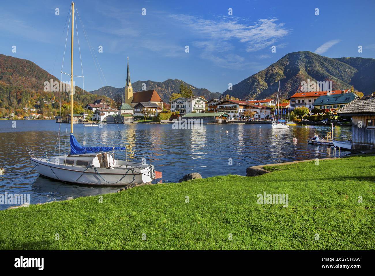 Blick auf den Malerwinkel mit Uferpromenade des Dorfes, Pfarrkirche St. Laurentius und Wallberg 1722 m im Herbst, Rottach-Egern, Tegernsee, Tegernseetal Stockfoto