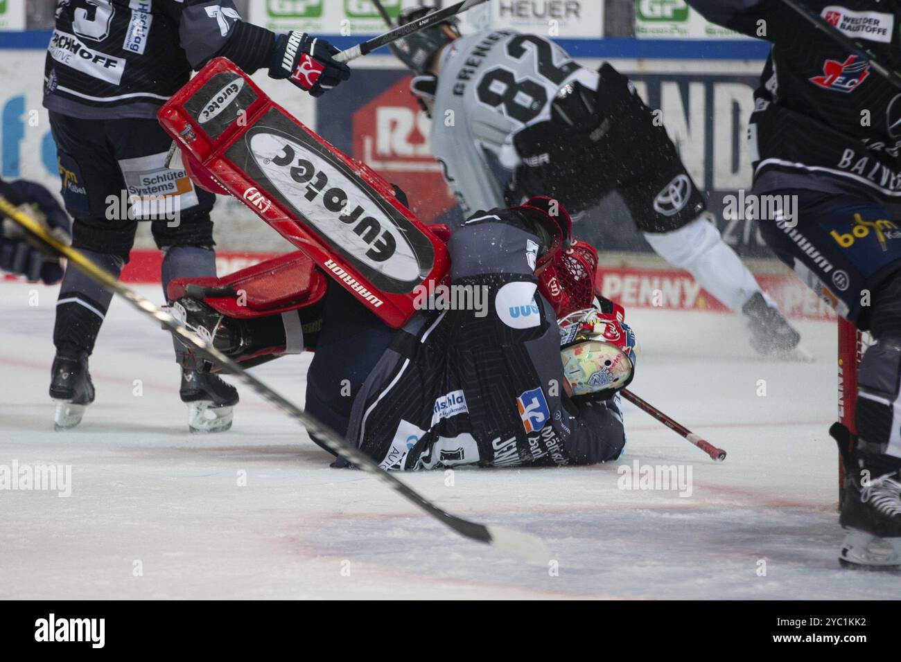 Balver Zinn Arena, Iserlohn, Nordrhein-Westfalen, Andreas Jenike (Iserlohn Roosters, #92), PENNY DEL, Iserlohn Roosters-Koelner Haie am 10/2024 Stockfoto