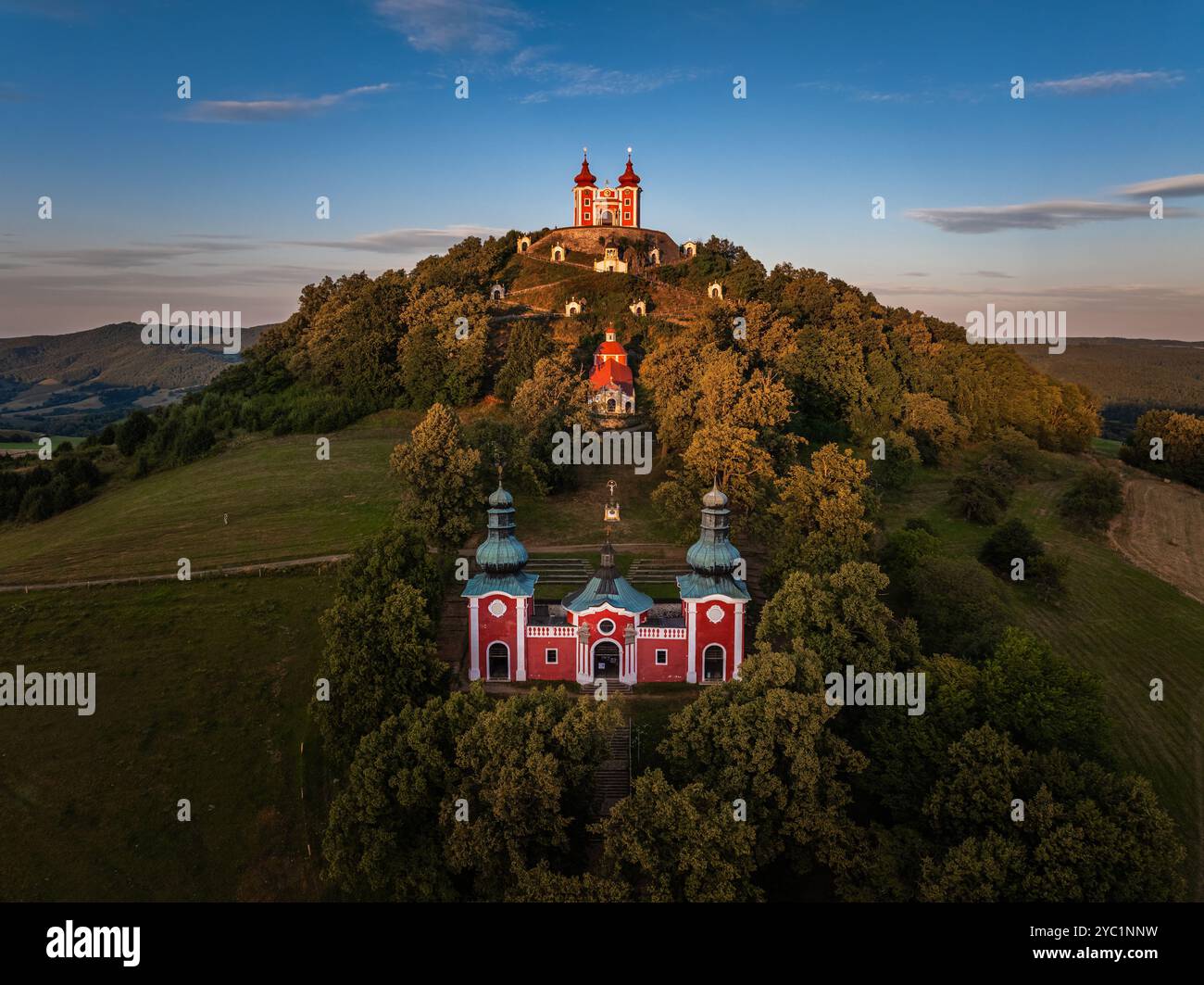 Banska Stiavnica, Slowakei - aus der Vogelperspektive auf den wunderschönen barocken Kalvarienkalvaria in der Slowakei bei Sonnenuntergang an einem Sommernachmittag mit klarem blauen Himmel im Hintergrund Stockfoto