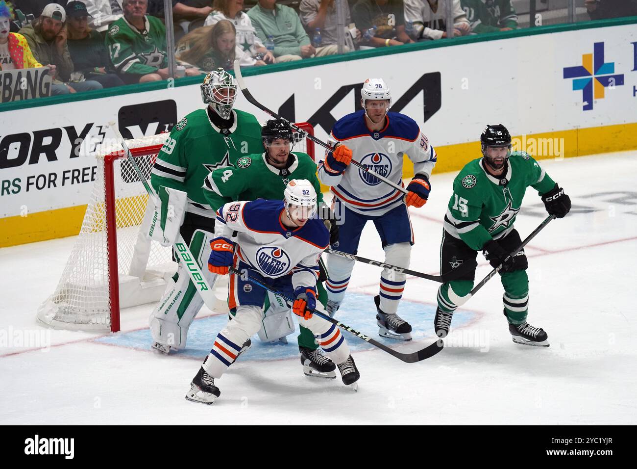 19. Oktober 2024, Dallas, Texas, USA: Colin Blackwell #15, Miro Heiskanen #4 und Torhüter Jake Oettinger #29 von Dallas Stars schützen das Tor gegen Corey Perry #90 und Vasily Podkolzin #92 von Edmonton Oilers während des NHL-Spiels zwischen den Dallas Stars und den Edmonton Oilers im American Airlines Center. Endpunktzahl Dallas Stars 4-1 Edmonton Oilers. Am 19. Oktober 2024 in Dallas, Texas. (Kreditbild: © Javier Vicencio/eyepix via ZUMA Press Wire) NUR REDAKTIONELLE VERWENDUNG! Nicht für kommerzielle ZWECKE! Stockfoto