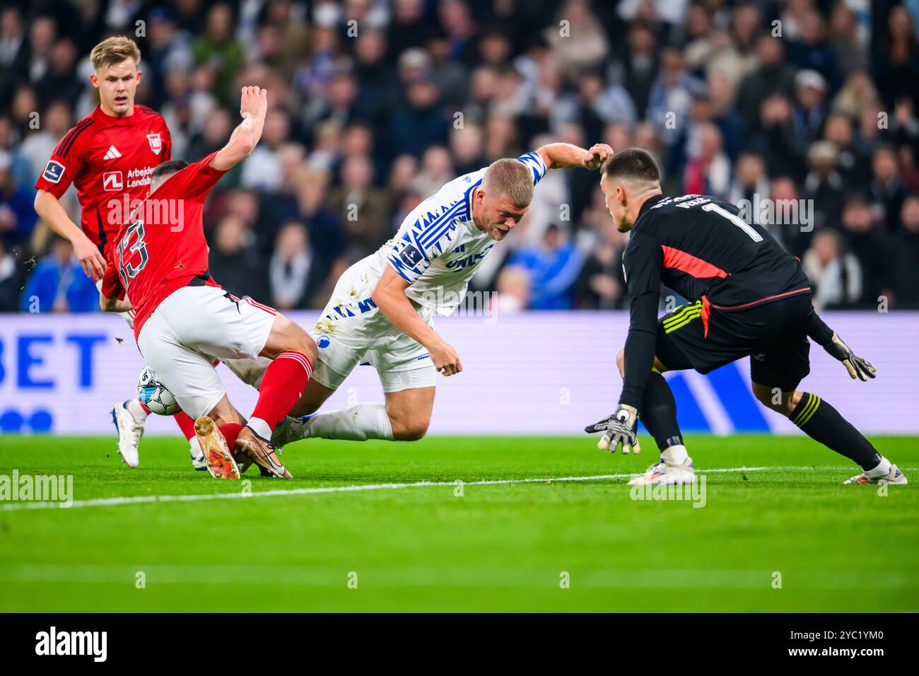 13 (VB) Stefan Velkov, 14 (FCK) - Andreas Cornelius, 1 (VB) Igor Vekic (Keeper). Superliga: FC København mod Vejle Boldklub - 18.10.2024. København Stockfoto