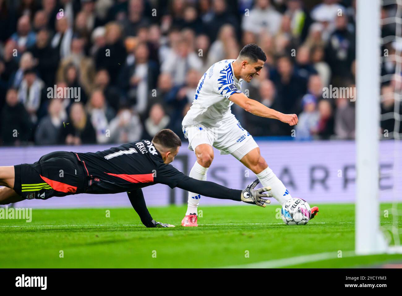 1 (VB) Igor Vekic (Keeper), 10 (FCK) - Mohamed Elyounoussi Torschütze. Superliga: FC København mod Vejle Boldklub - 18.10.2024. København, Danmark. 18 Stockfoto