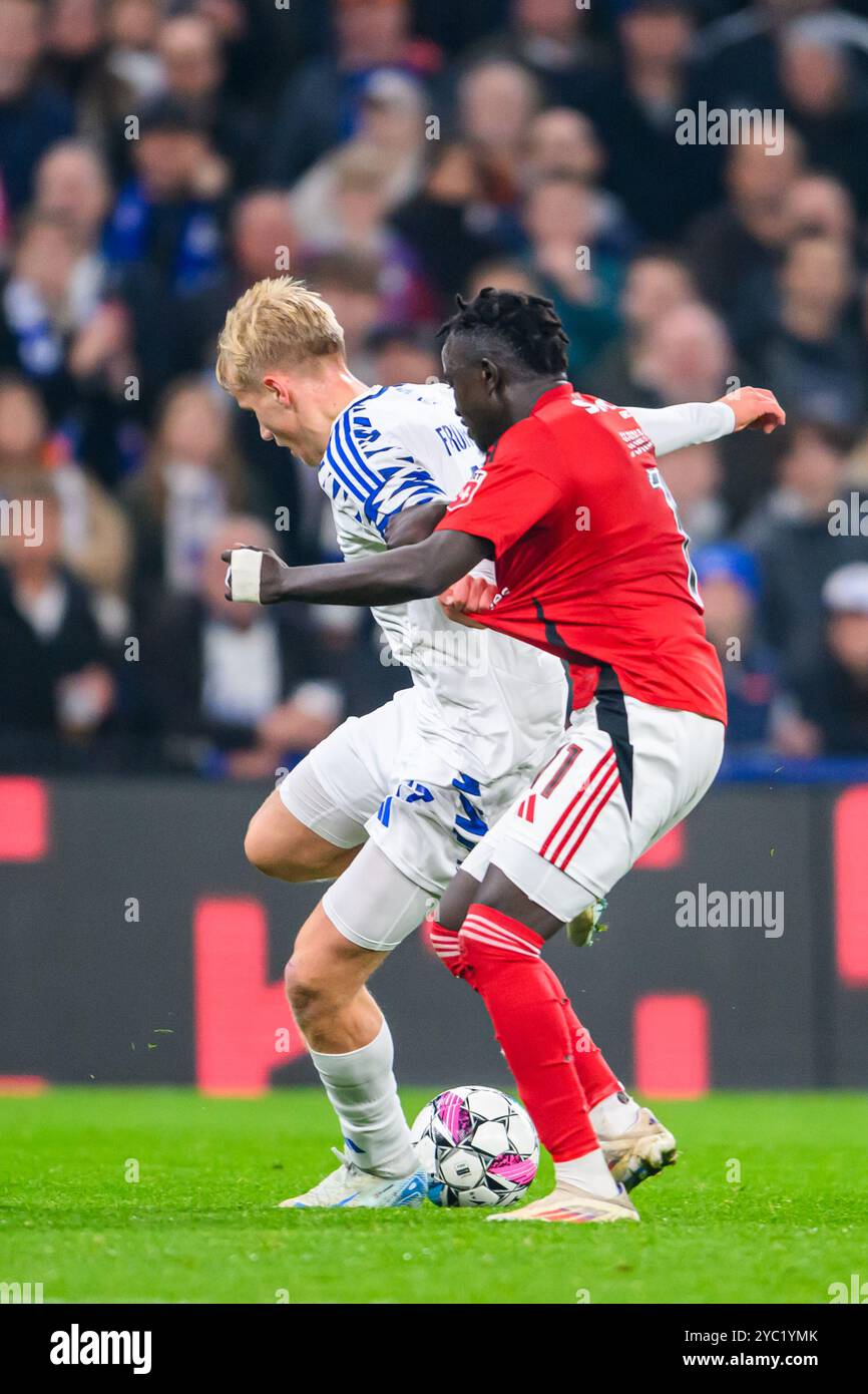 17 (FCK) - Victor Froholdt, 11 (VB) Musa Juwara. Superliga: FC København mod Vejle Boldklub - 18.10.2024. København, Danmark. 18. Oktober 2024. Stockfoto