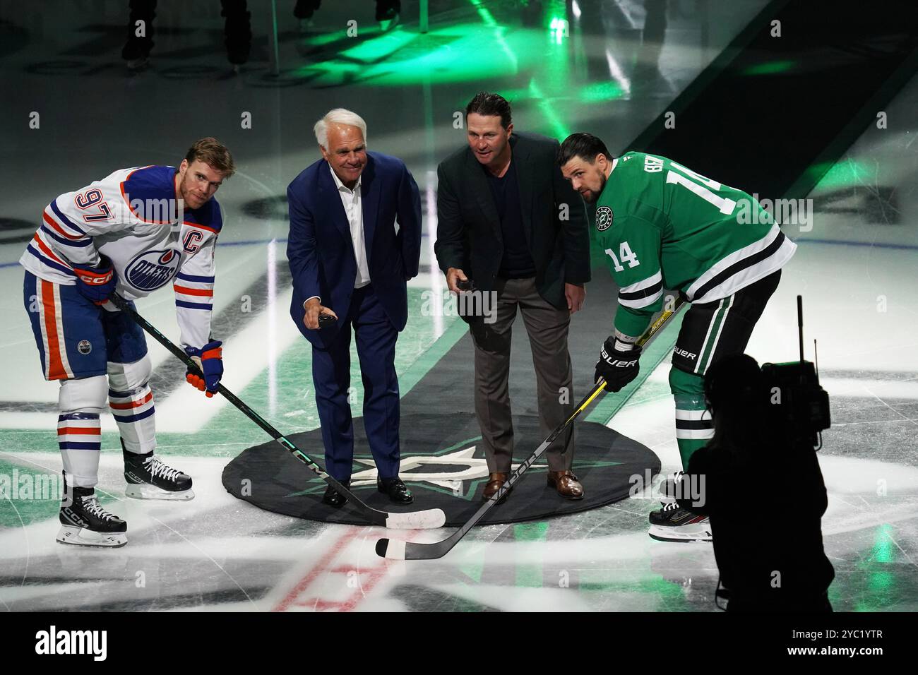 Connor McDavid #97, 2024 Dallas Stars Hall of Fame, Jim Lite und Brenden Morrow und Dallas' Jamie Benn #14 lassen den zeremoniellen Puck am Start während des NHL-Spiels zwischen den Dallas Stars und den Edmonton Oilers im American Airlines Center fallen. Endpunktzahl Dallas Stars 4-1 Edmonton Oilers. Am 19. Oktober 2024 in Dallas, Texas. (Foto: Javier Vicencio / Eyepix Group/SIPA USA) Stockfoto