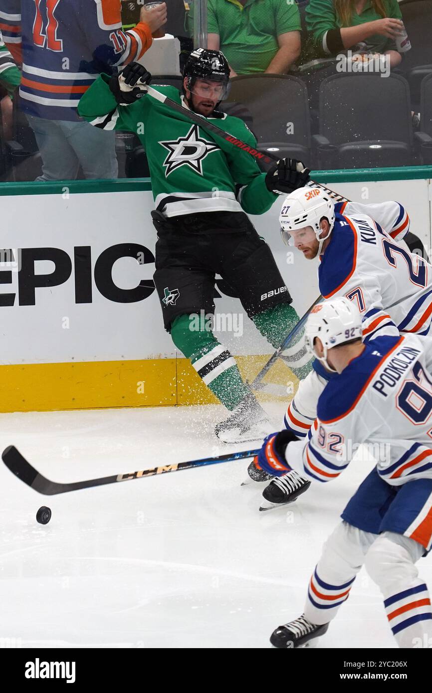 Brett Kulak #27 von Edmonton Oilers lässt sich während des NHL-Spiels zwischen den Dallas Stars und den Edmonton Oilers im American Airlines Center abspielen. Endpunktzahl Dallas Stars 4-1 Edmonton Oilers. Am 19. Oktober 2024 in Dallas, Texas. (Foto: Javier Vicencio / Eyepix Group/SIPA USA) Stockfoto