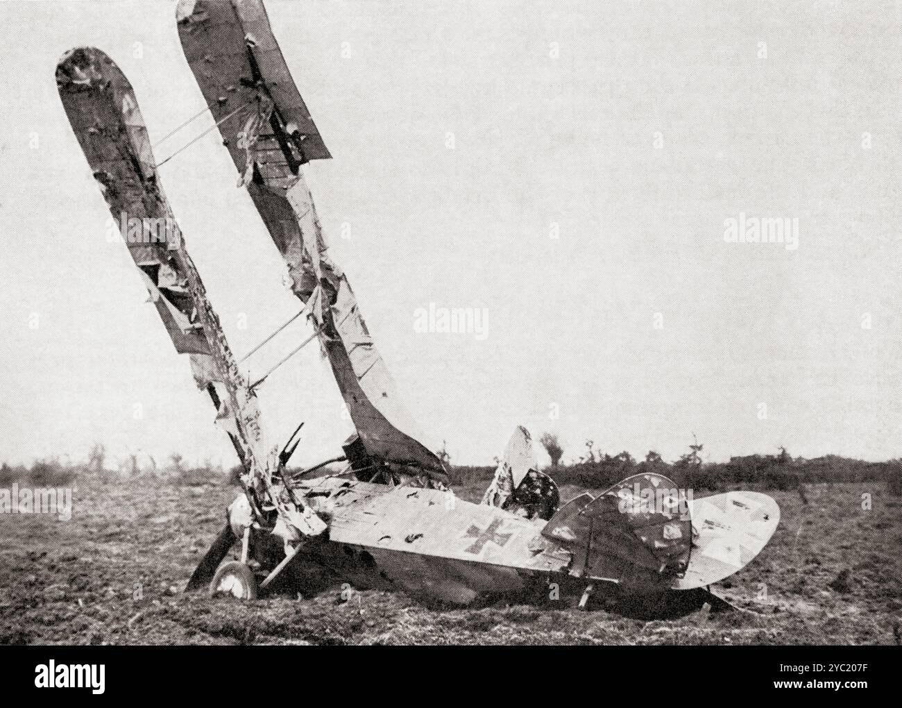 EDITORIAL das Wrack eines deutschen D.F.W., abgeschossen in Pilckem, 1917, während des Ersten Weltkriegs. Aus Wings of war, veröffentlicht 1942. Stockfoto