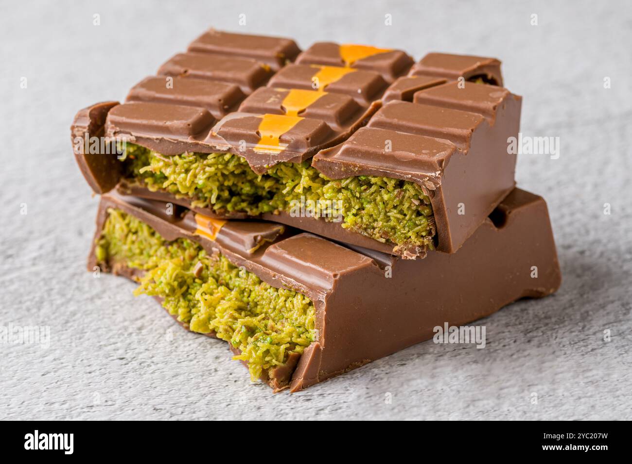 Dubai Chocolate Bar mit grünem Kadayif und Erdnussbutter auf weißem Steintisch Stockfoto