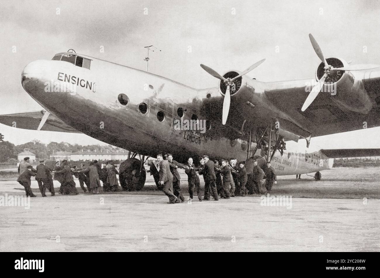 Ein Imperial Airways 'Fähnrich' wird vom Bodenstab der R.A.F. 1938 auf die Start- und Landebahn gebracht. Aus Wings of war, veröffentlicht 1942. Stockfoto