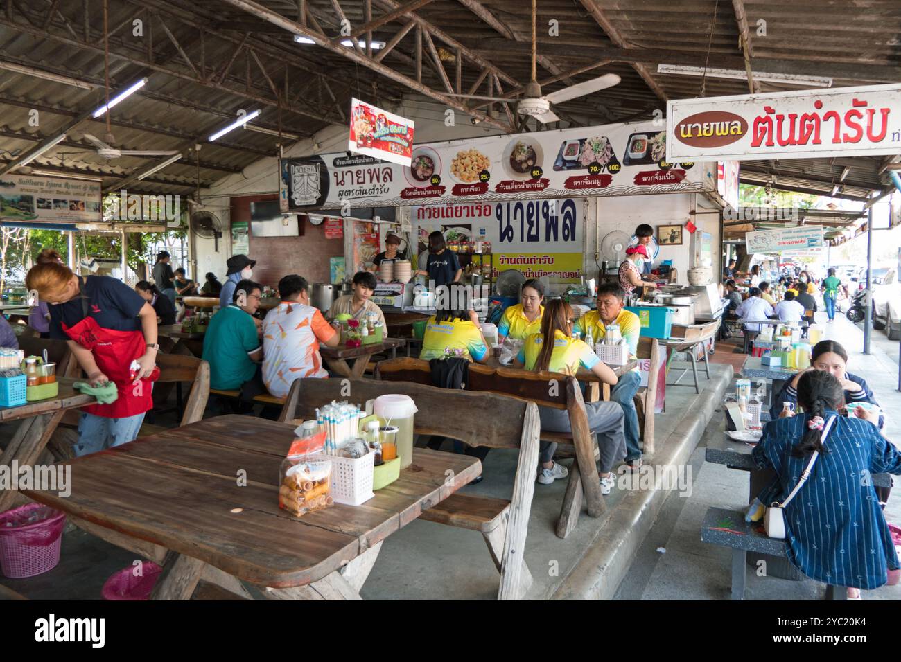 Thailändische essen asiatisches Essen in einem traditionellen Restaurant in Kanchanaburi, Thailand, Asien. Reisen Sie in Südostasien Stockfoto
