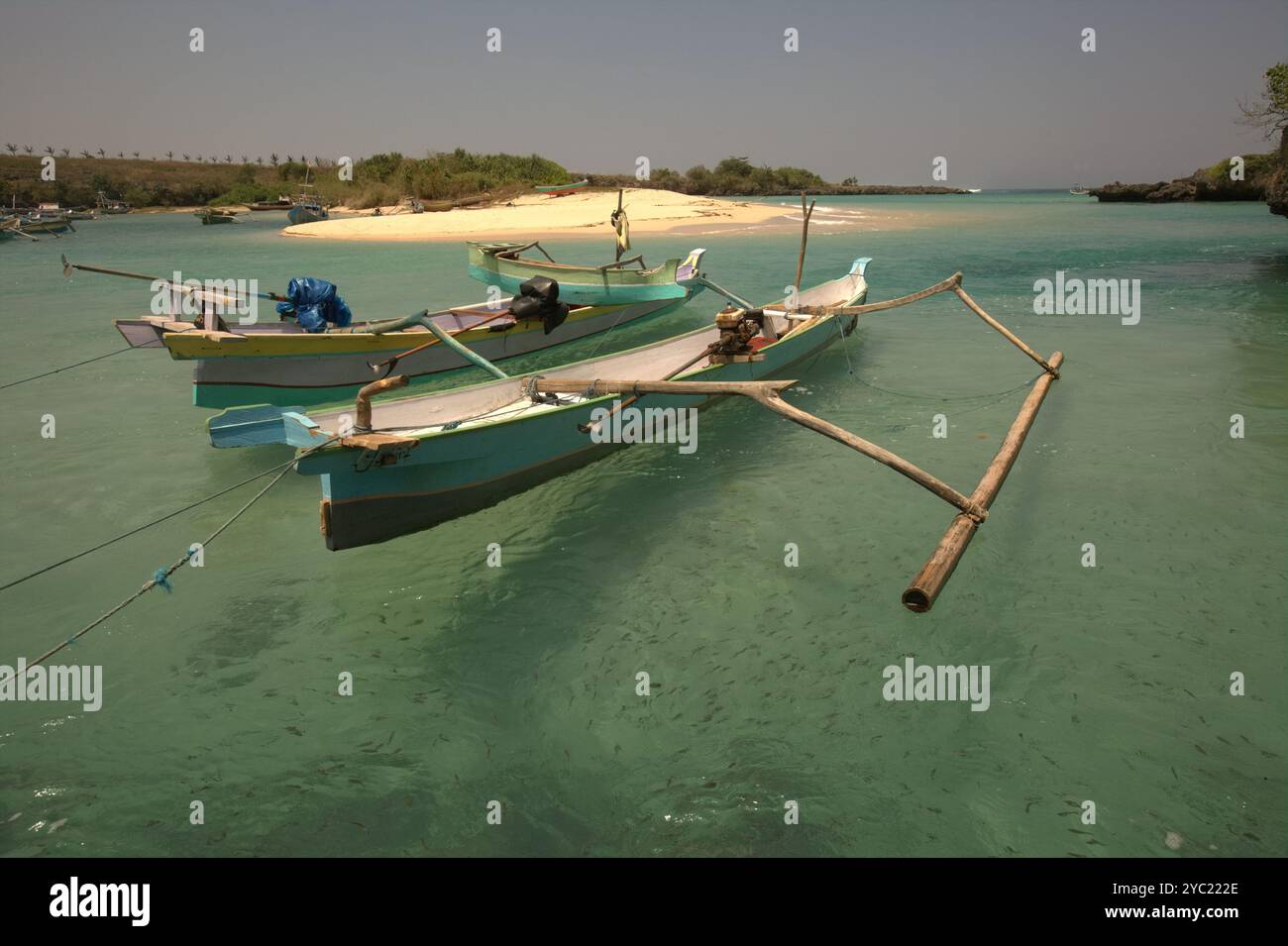 Fischerboote auf Seewasser an einer lagunenartigen Meereslandschaft am Fischerstrand von Pero im Südwesten Sumbas, Ost-Nusa Tenggara, Indonesien. Stockfoto