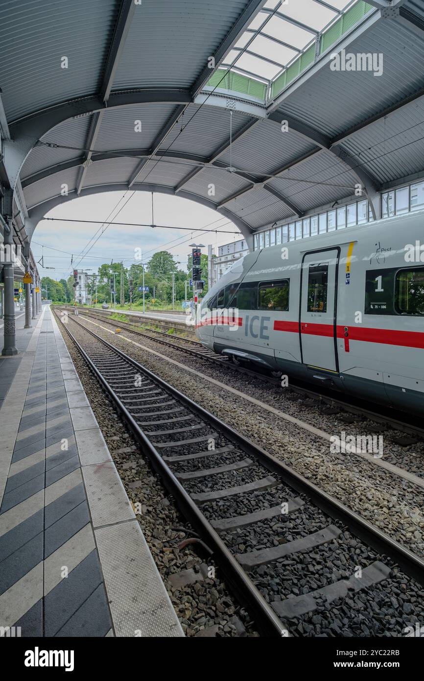 Bonn, Deutschland - 21. Mai 2024 : Blick auf einen ICE-Zug am Hauptbahnhof Bonn Stockfoto