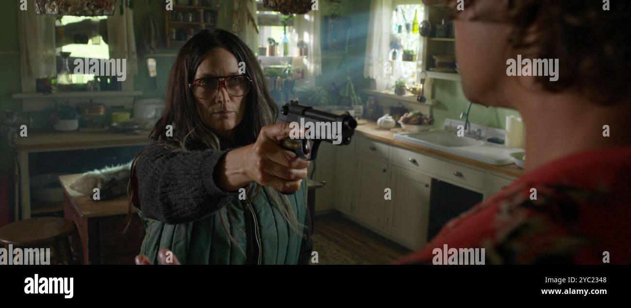 CARRIE-ANNE MOSS in DIE ALONE (2024), Regie führte LOWELL DEAN. Quelle: Minds Eye Pictures / Album Stockfoto